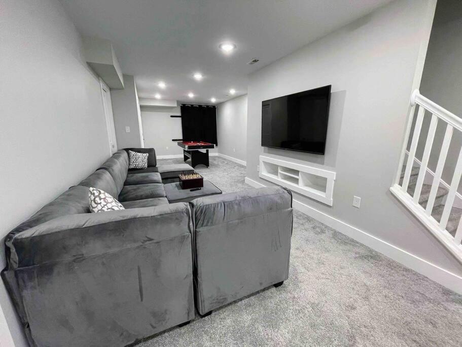 4 Bedroom 3 Bath Sleeps 10 Pet Friendly Private Backyard, 2 Car Garage, City Views, Close To All Stadiums And Casino Pittsburgh Extérieur photo