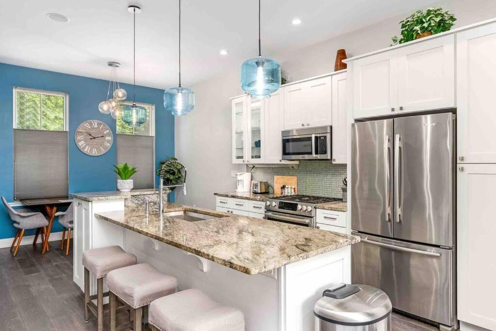 4 Bedroom 3 Bath Sleeps 10 Pet Friendly Private Backyard, 2 Car Garage, City Views, Close To All Stadiums And Casino Pittsburgh Extérieur photo