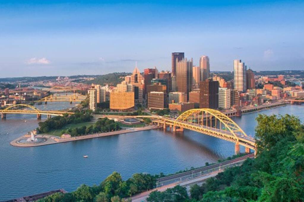 4 Bedroom 3 Bath Sleeps 10 Pet Friendly Private Backyard, 2 Car Garage, City Views, Close To All Stadiums And Casino Pittsburgh Extérieur photo