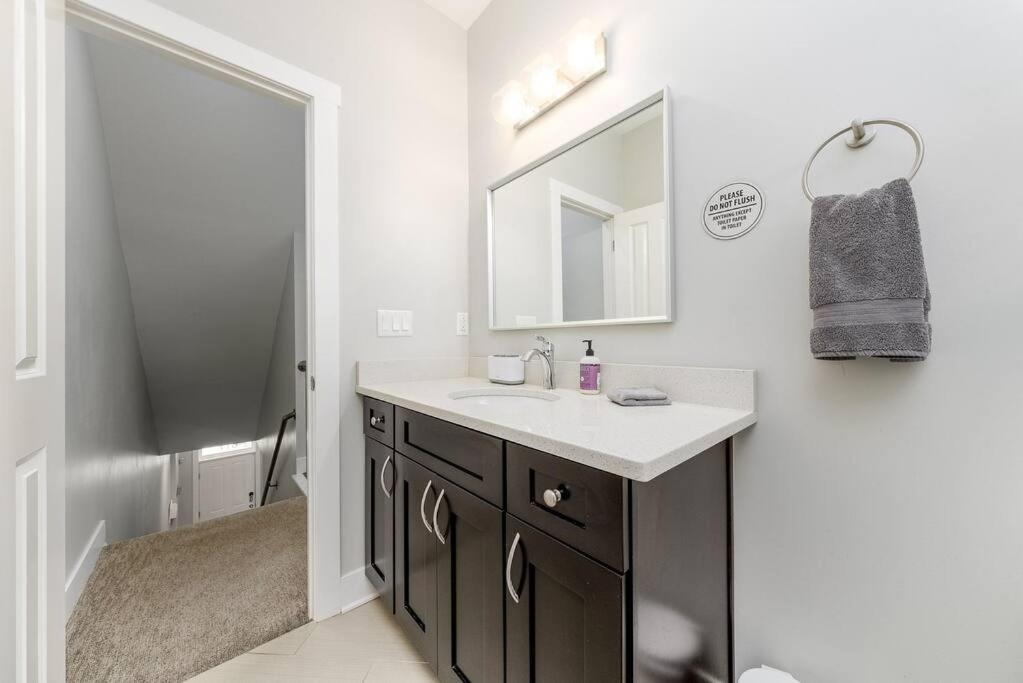 4 Bedroom 3 Bath Sleeps 10 Pet Friendly Private Backyard, 2 Car Garage, City Views, Close To All Stadiums And Casino Pittsburgh Extérieur photo