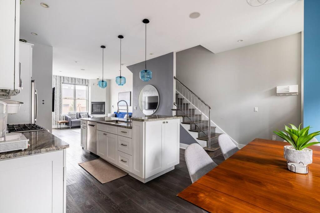 4 Bedroom 3 Bath Sleeps 10 Pet Friendly Private Backyard, 2 Car Garage, City Views, Close To All Stadiums And Casino Pittsburgh Extérieur photo