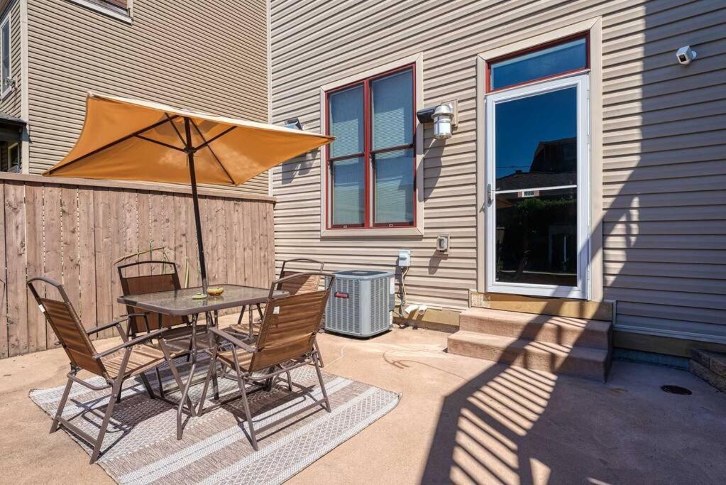 4 Bedroom 3 Bath Sleeps 10 Pet Friendly Private Backyard, 2 Car Garage, City Views, Close To All Stadiums And Casino Pittsburgh Extérieur photo