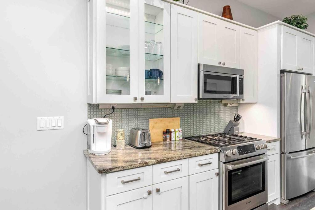 4 Bedroom 3 Bath Sleeps 10 Pet Friendly Private Backyard, 2 Car Garage, City Views, Close To All Stadiums And Casino Pittsburgh Extérieur photo