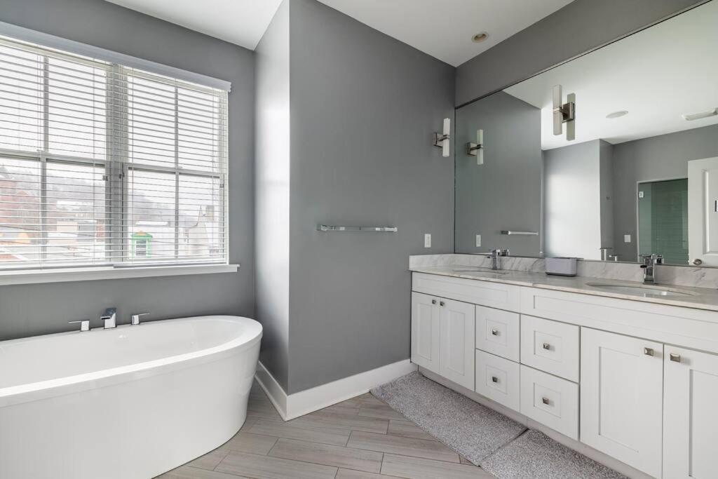 4 Bedroom 3 Bath Sleeps 10 Pet Friendly Private Backyard, 2 Car Garage, City Views, Close To All Stadiums And Casino Pittsburgh Extérieur photo