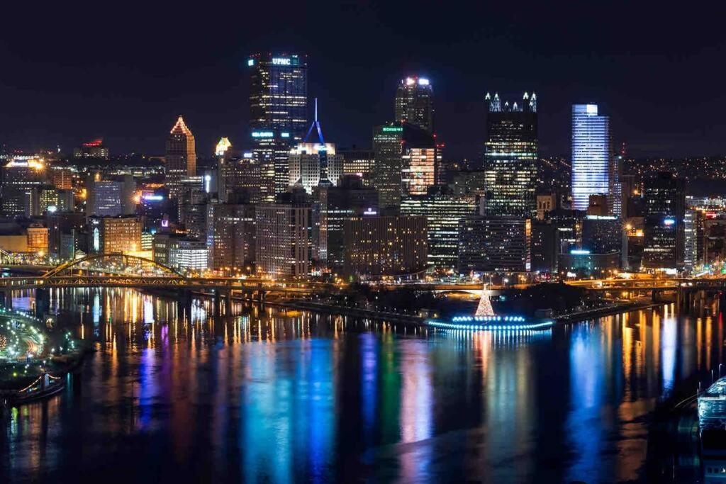 4 Bedroom 3 Bath Sleeps 10 Pet Friendly Private Backyard, 2 Car Garage, City Views, Close To All Stadiums And Casino Pittsburgh Extérieur photo