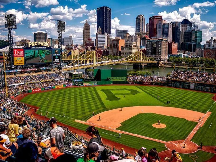4 Bedroom 3 Bath Sleeps 10 Pet Friendly Private Backyard, 2 Car Garage, City Views, Close To All Stadiums And Casino Pittsburgh Extérieur photo